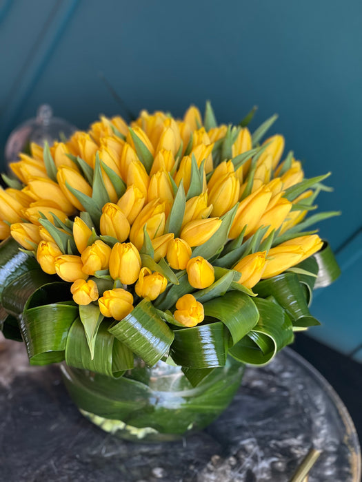 100 Yellow Tulips in Clear Vase