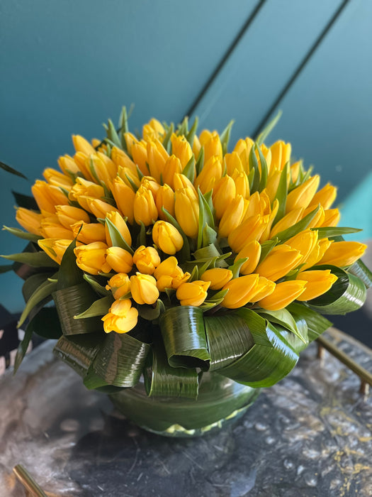 100 Yellow Tulips in Clear Vase