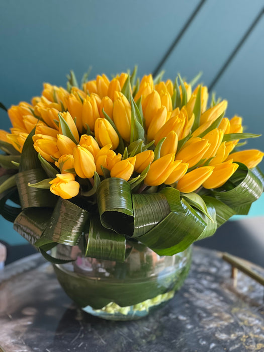 100 Yellow Tulips in Clear Vase