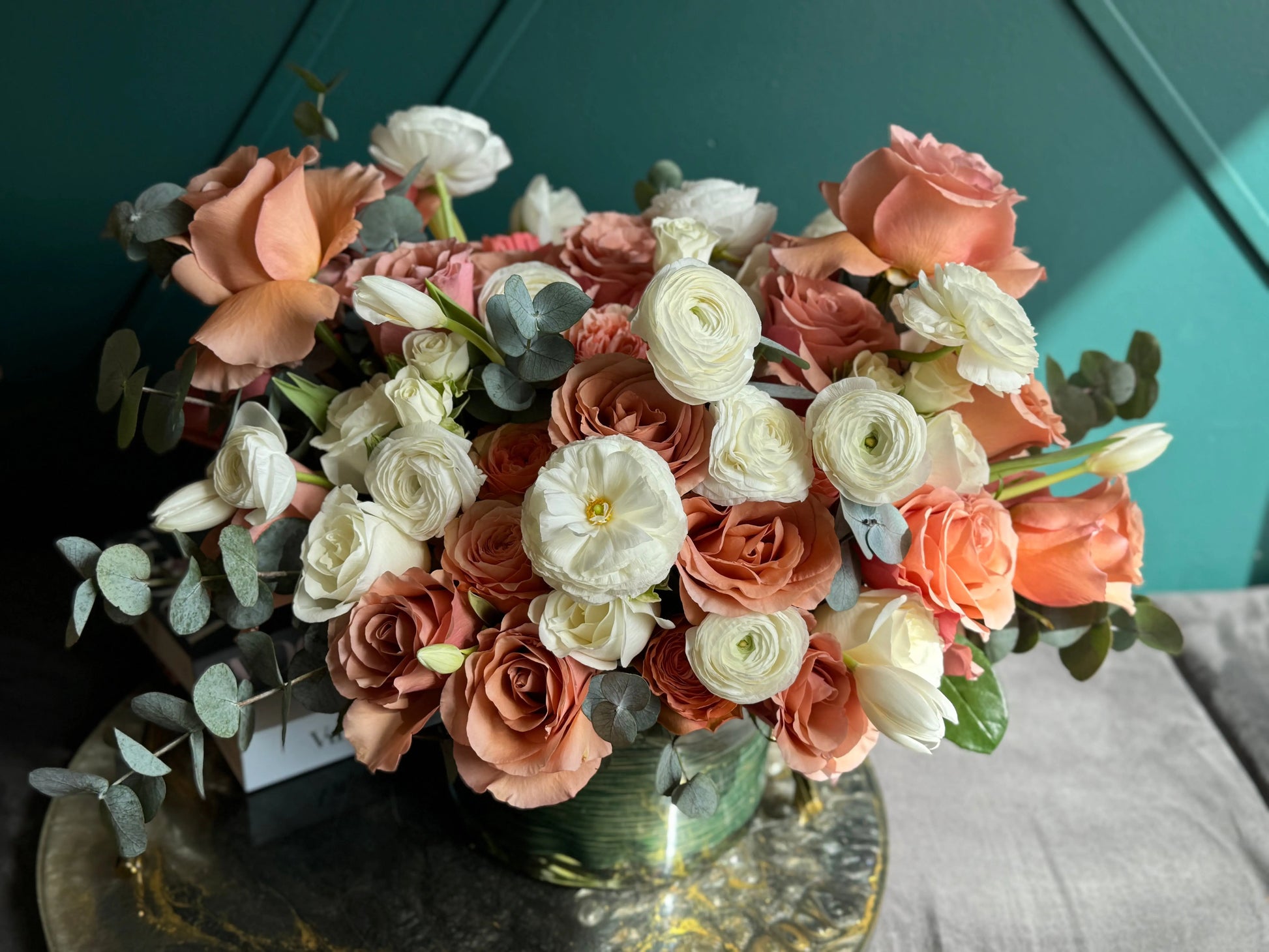 Luxury Coral & Ivory Floral Arrangement – Premium Flower Vase Miami buy online Luxury Flowers Miami