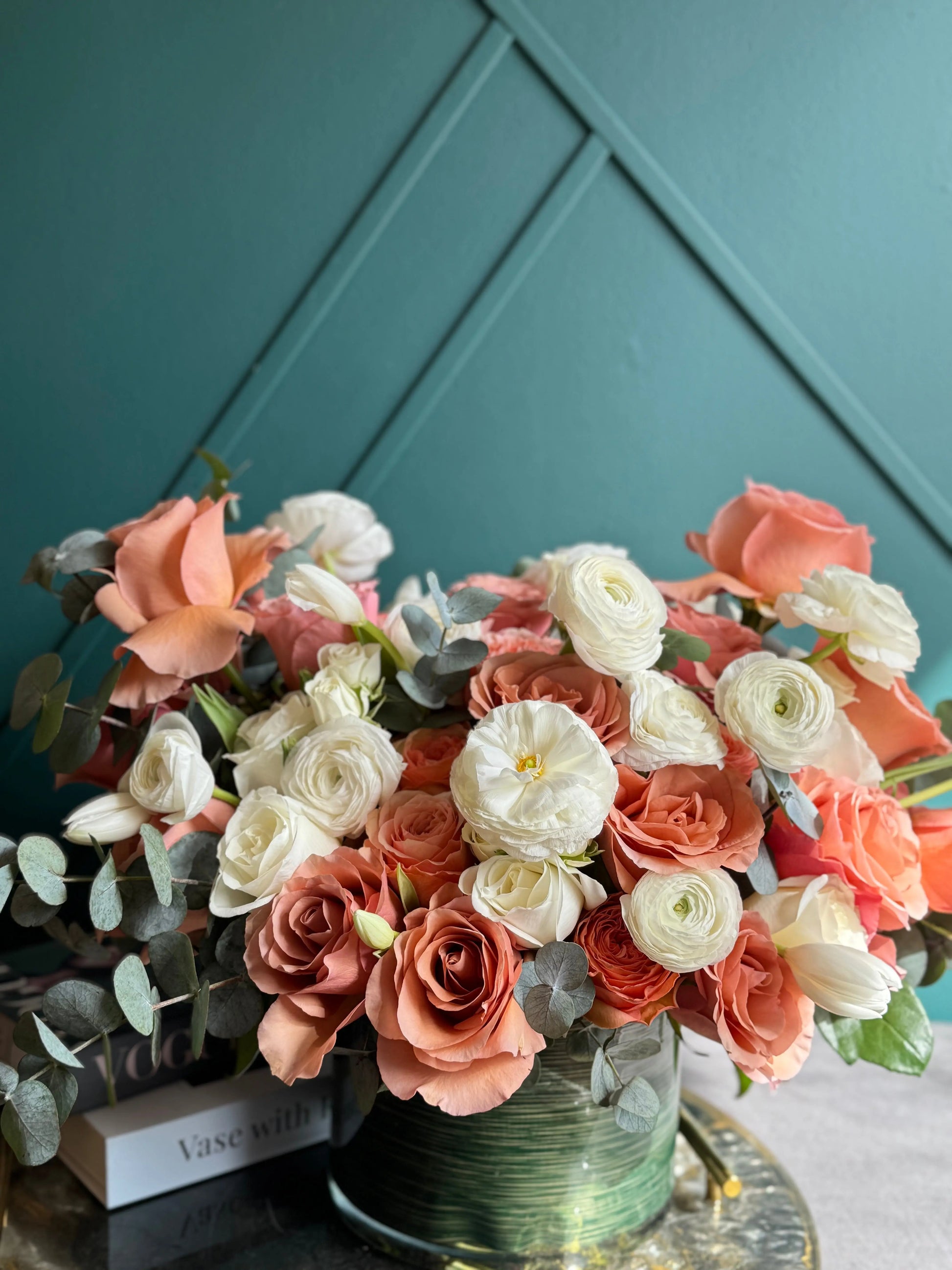 Luxury Coral & Ivory Floral Arrangement – Premium Flower Vase Miami buy online Luxury Flowers Miami
