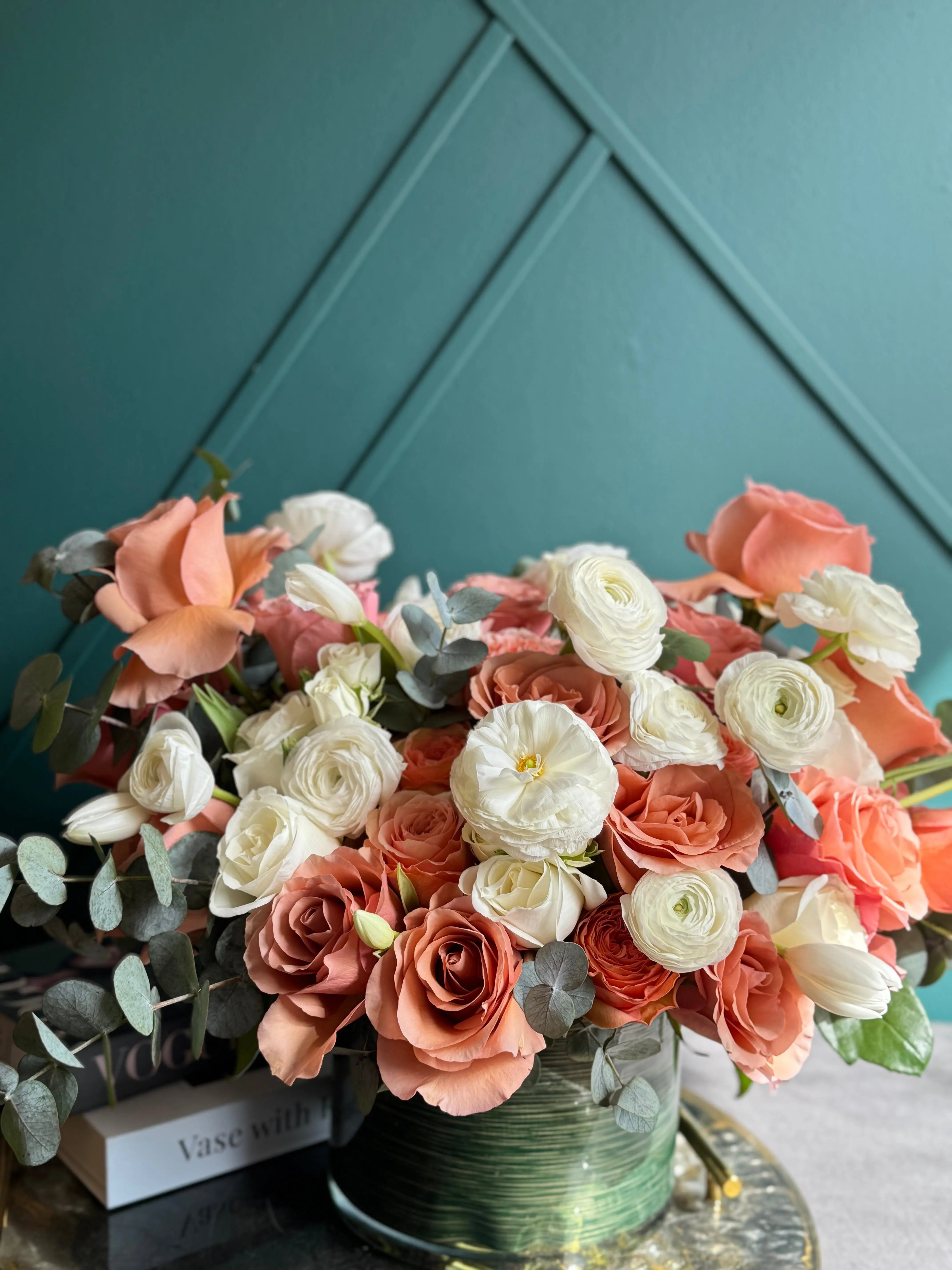 Luxury Coral & Ivory Floral Arrangement – Premium Flower Vase Miami buy online Luxury Flowers Miami