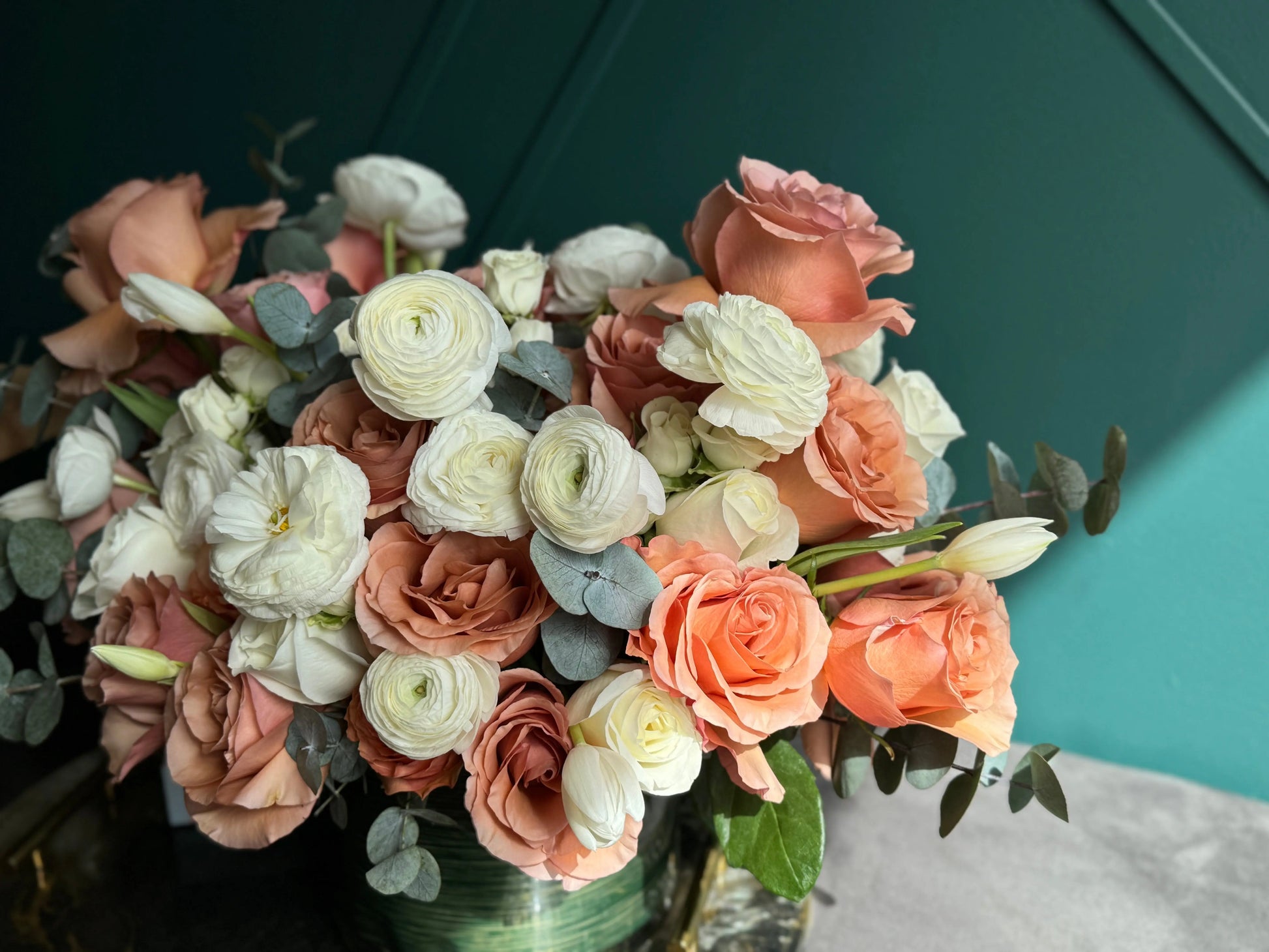 Luxury Coral & Ivory Floral Arrangement – Premium Flower Vase Miami buy online Luxury Flowers Miami