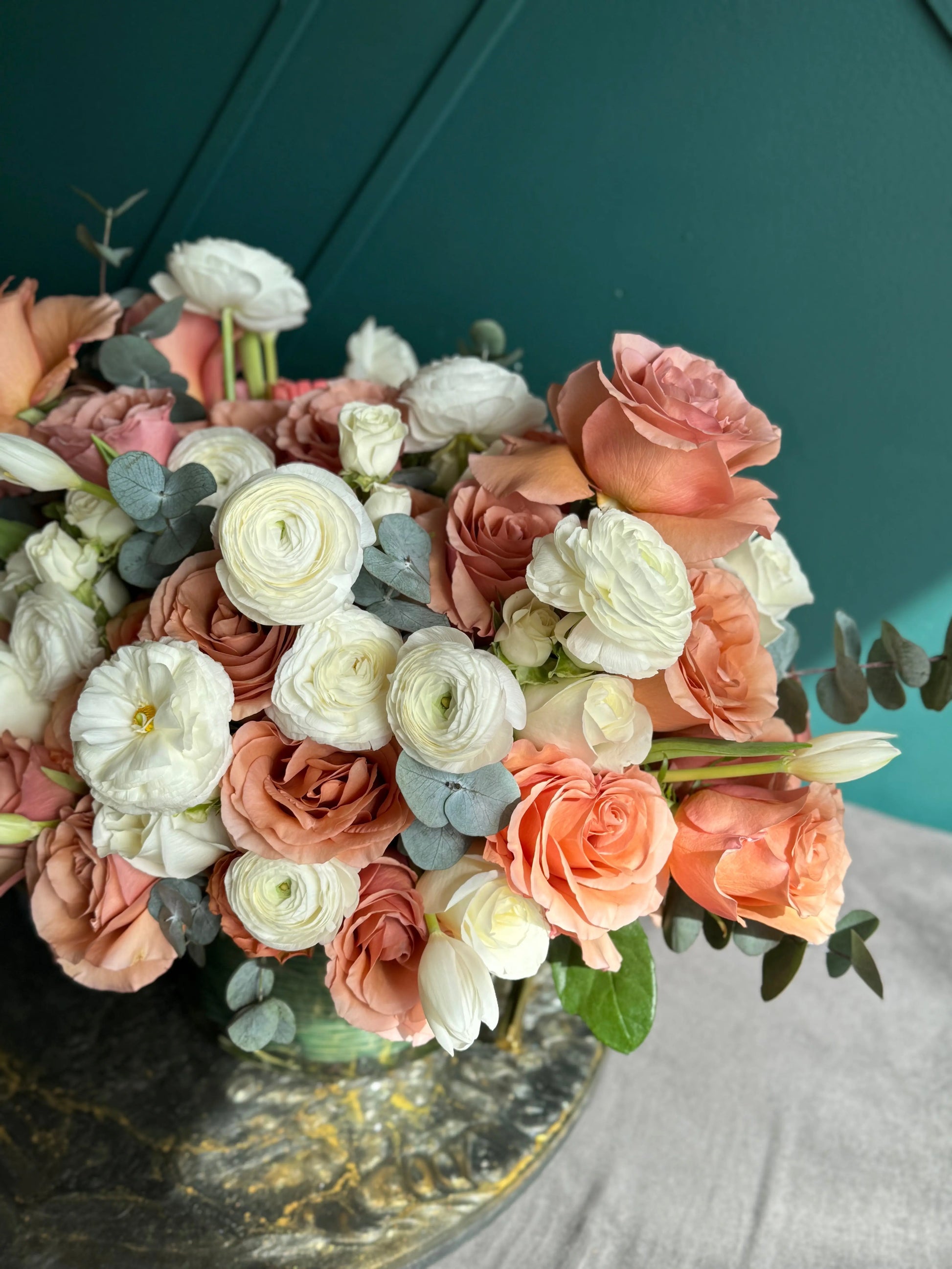 Luxury Coral & Ivory Floral Arrangement – Premium Flower Vase Miami buy online Luxury Flowers Miami