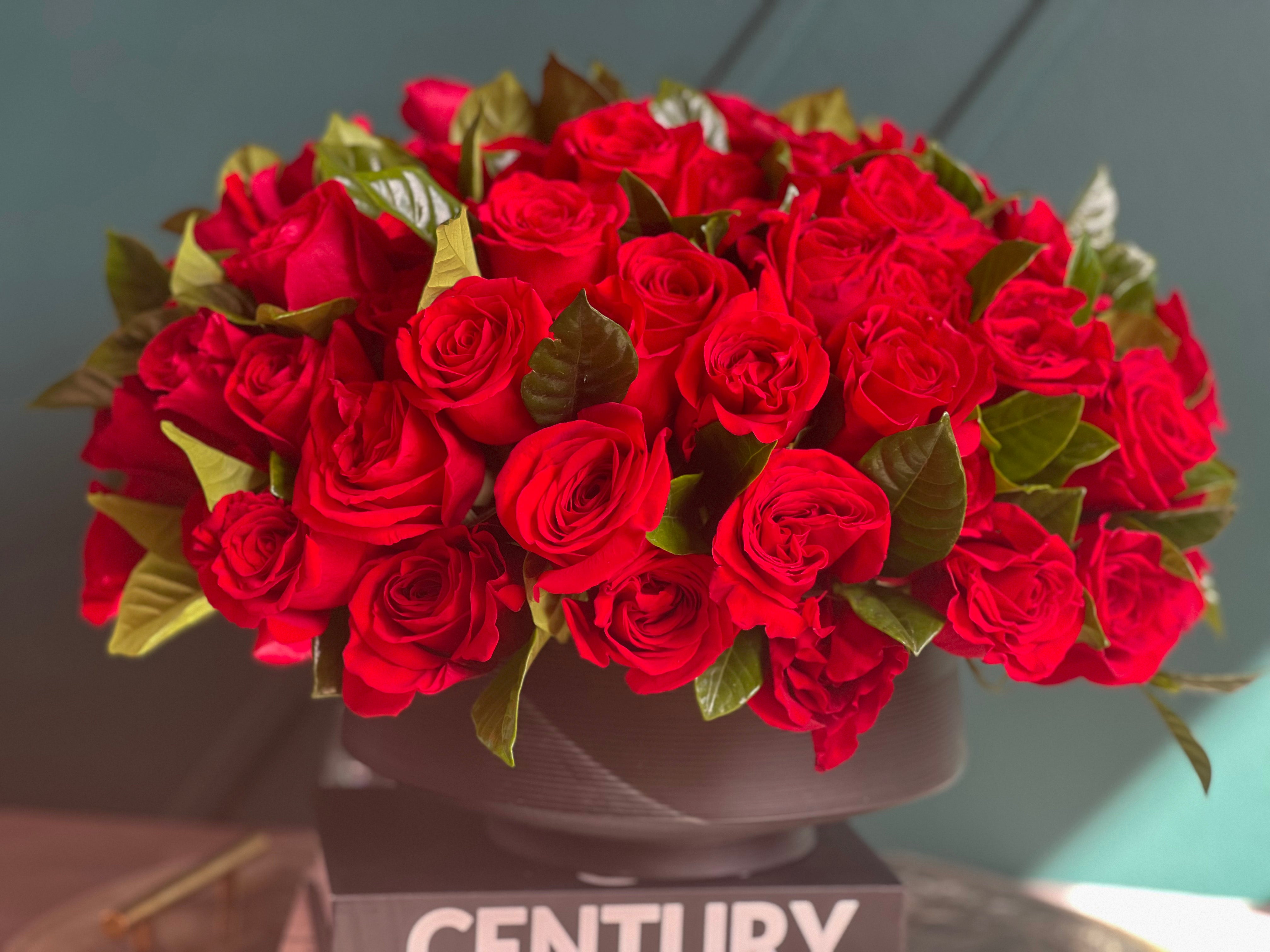 100 Red Roses in a Vase – Luxury Rose Arrangement Miami