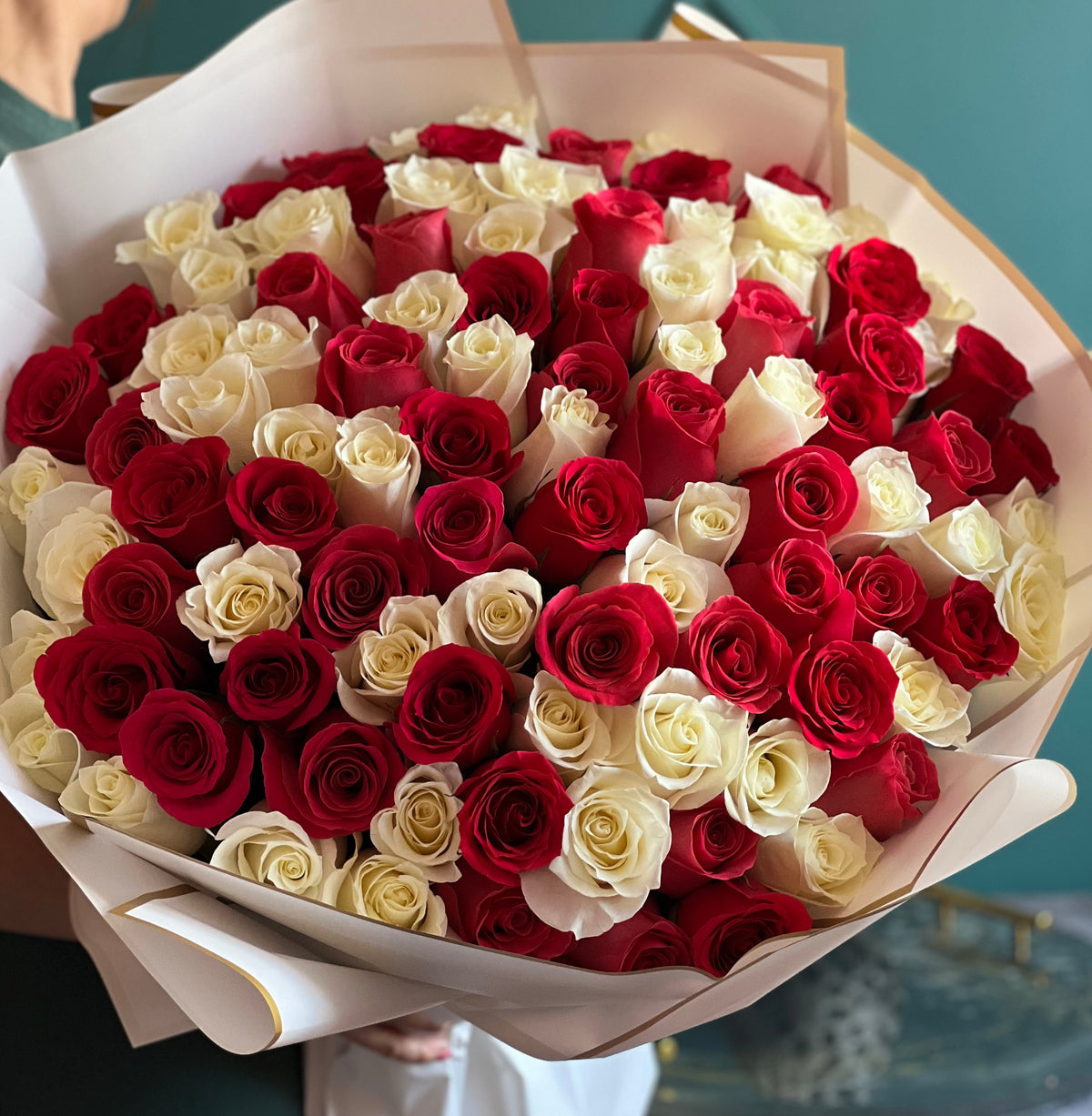 Large bouquet of 100 red and white roses in Miami Beach