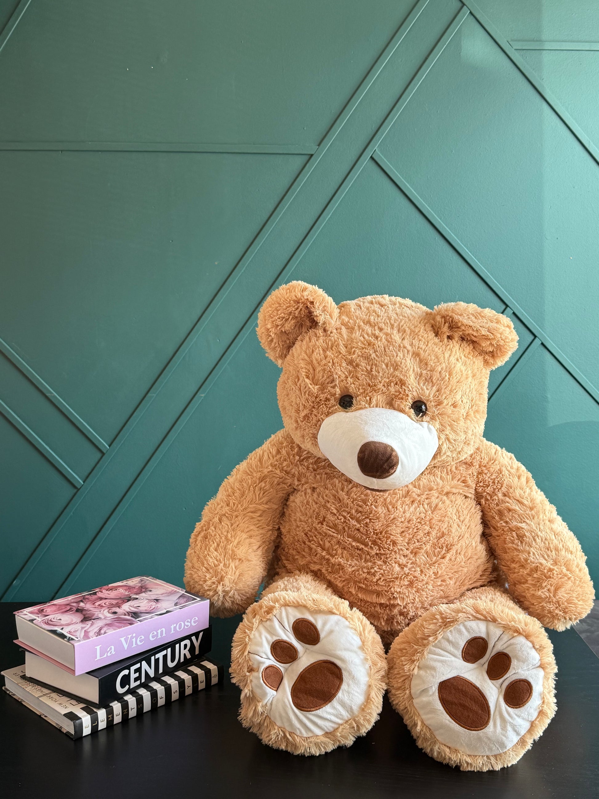 Large plush teddy bear for romantic gift delivery in Miami
