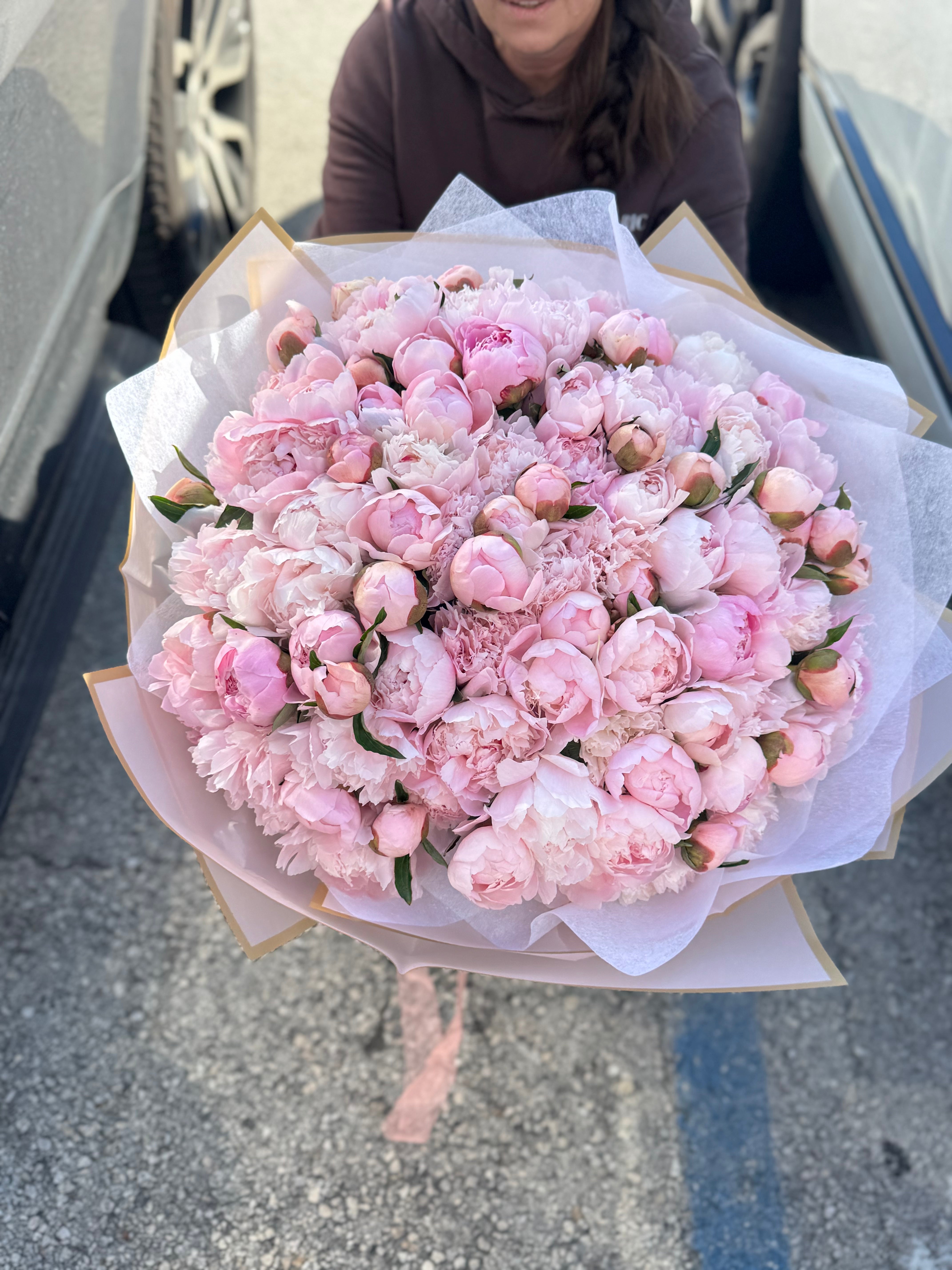 Large romantic pink peonies bouquet for Miami delivery