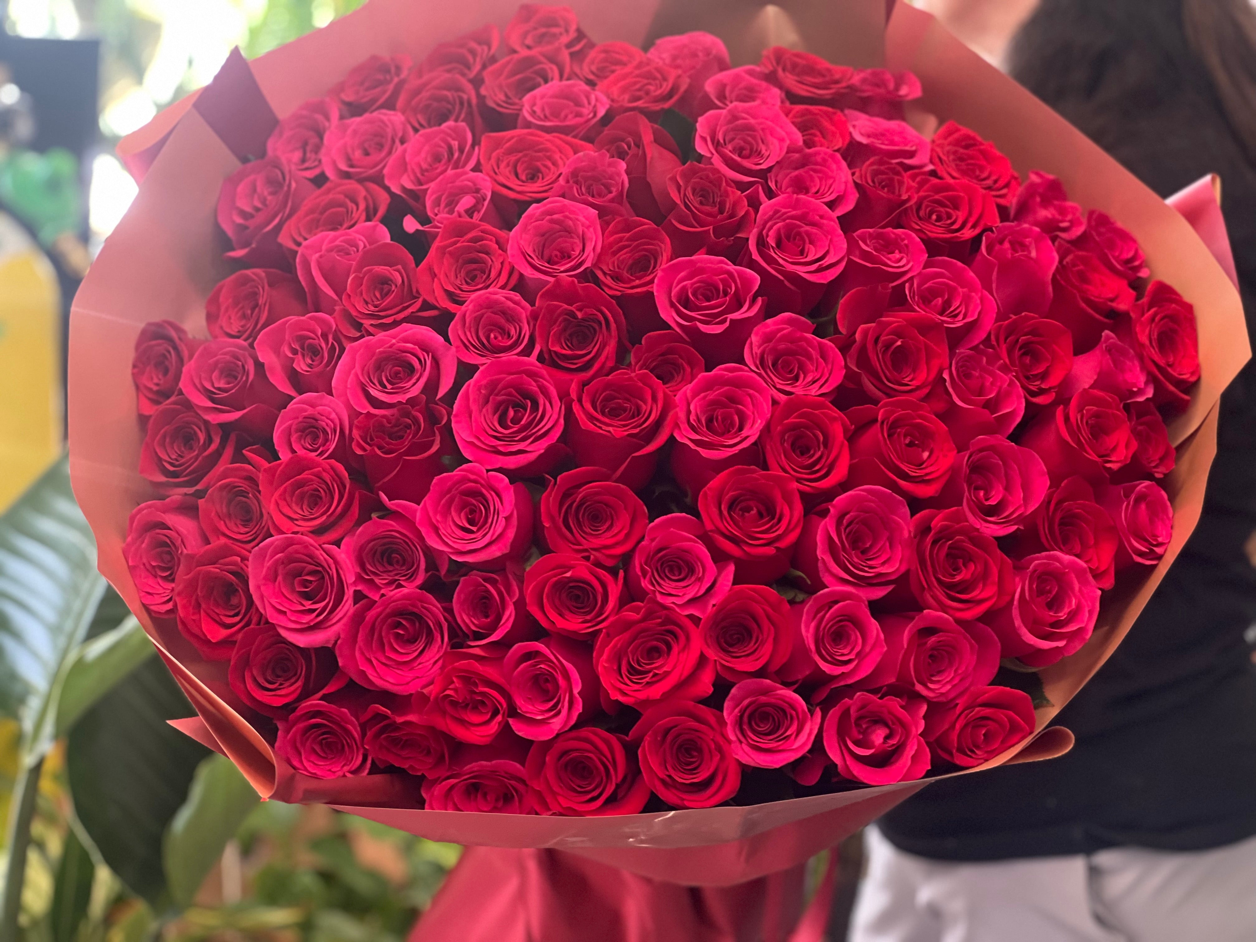 Large two-tone rose bouquet handcrafted in Miami