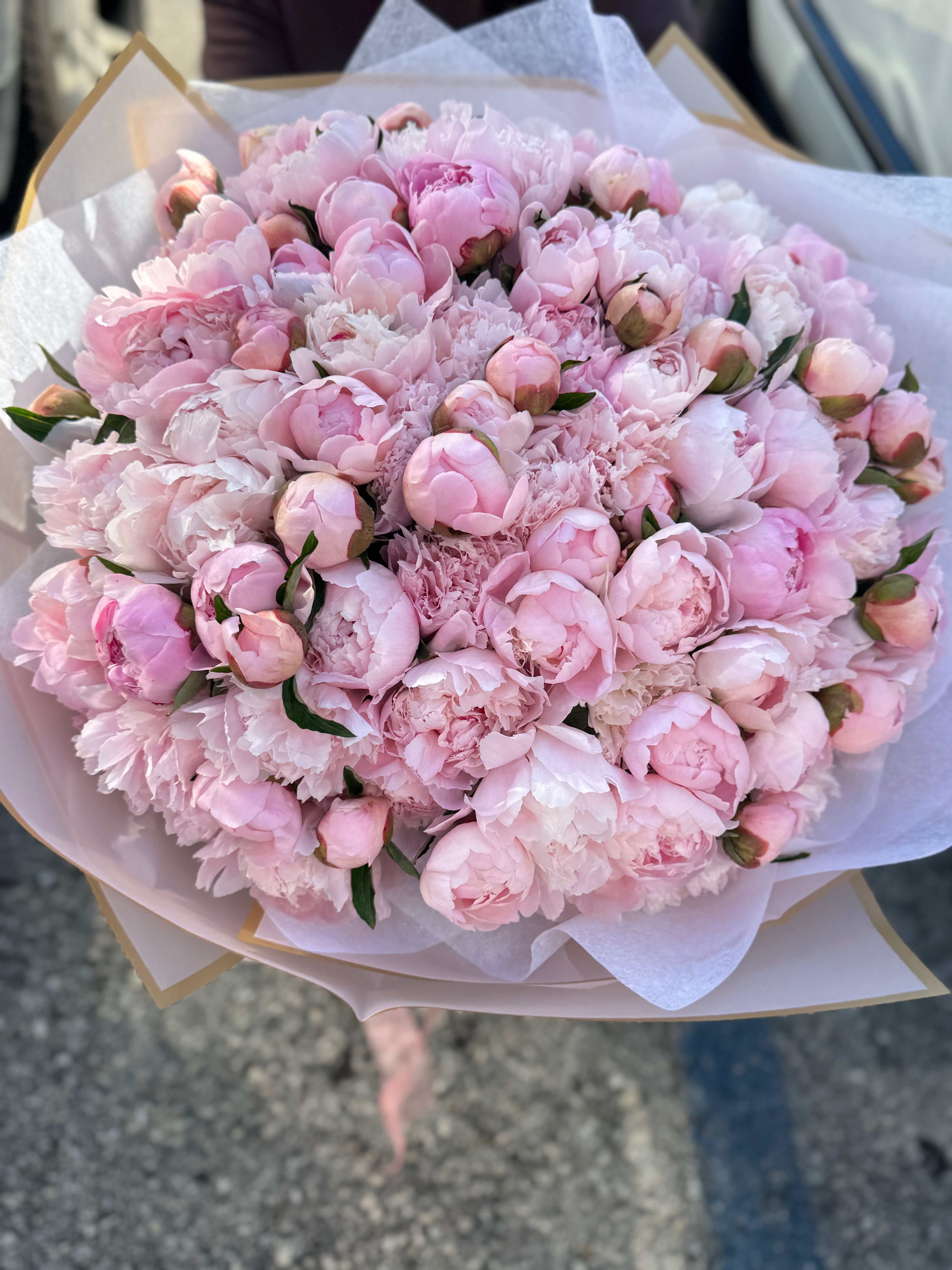 Luxury 100 peonies bouquet in soft pink and blush tones