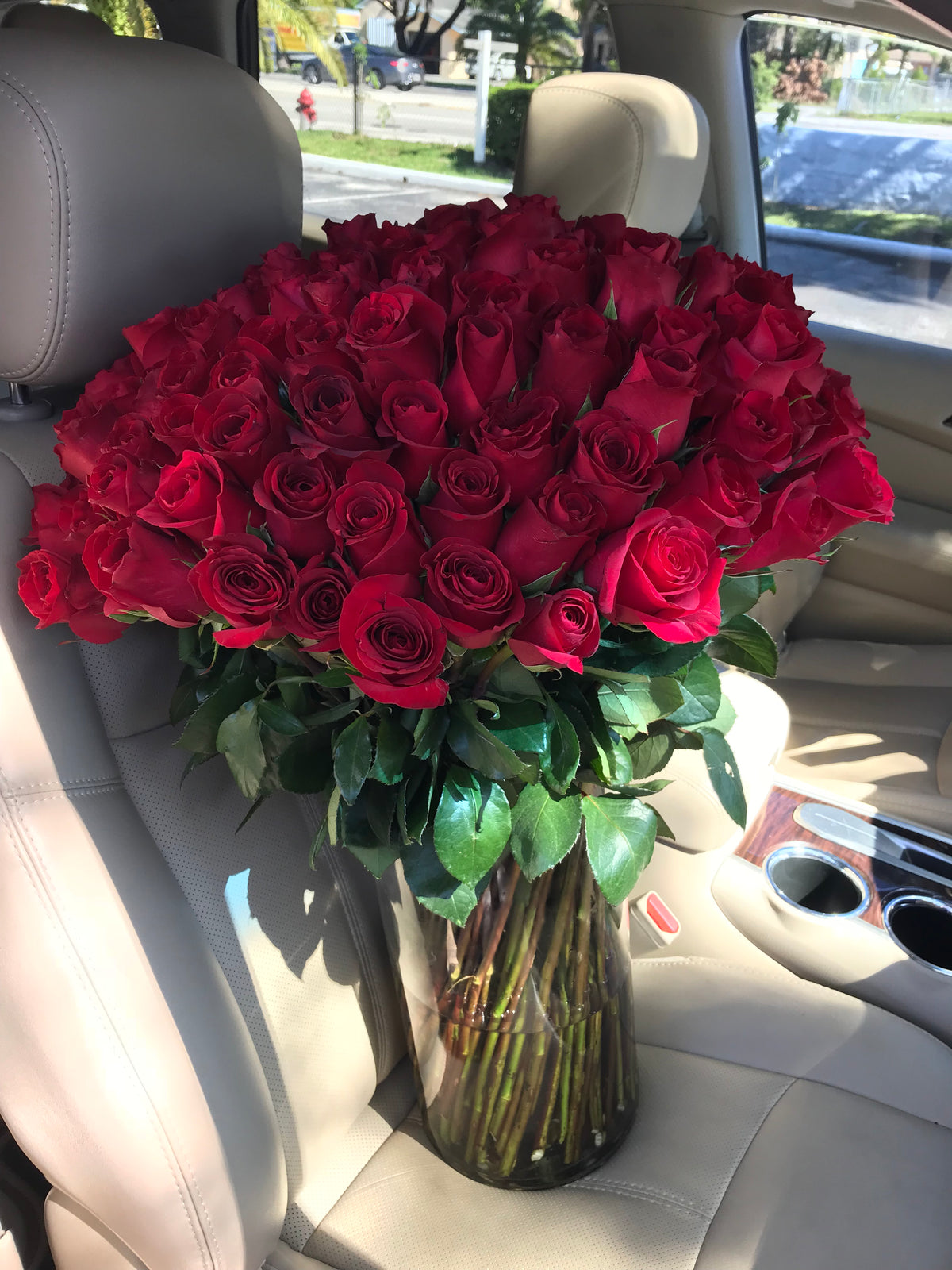 Luxury 100 red rose arrangement in vase for Miami delivery
