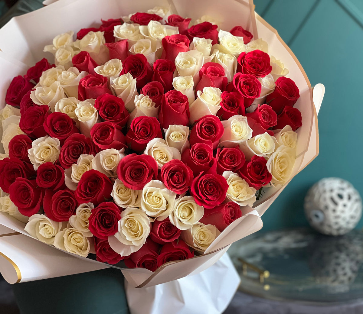Luxury 100 rose bouquet for romantic flower delivery in Miami