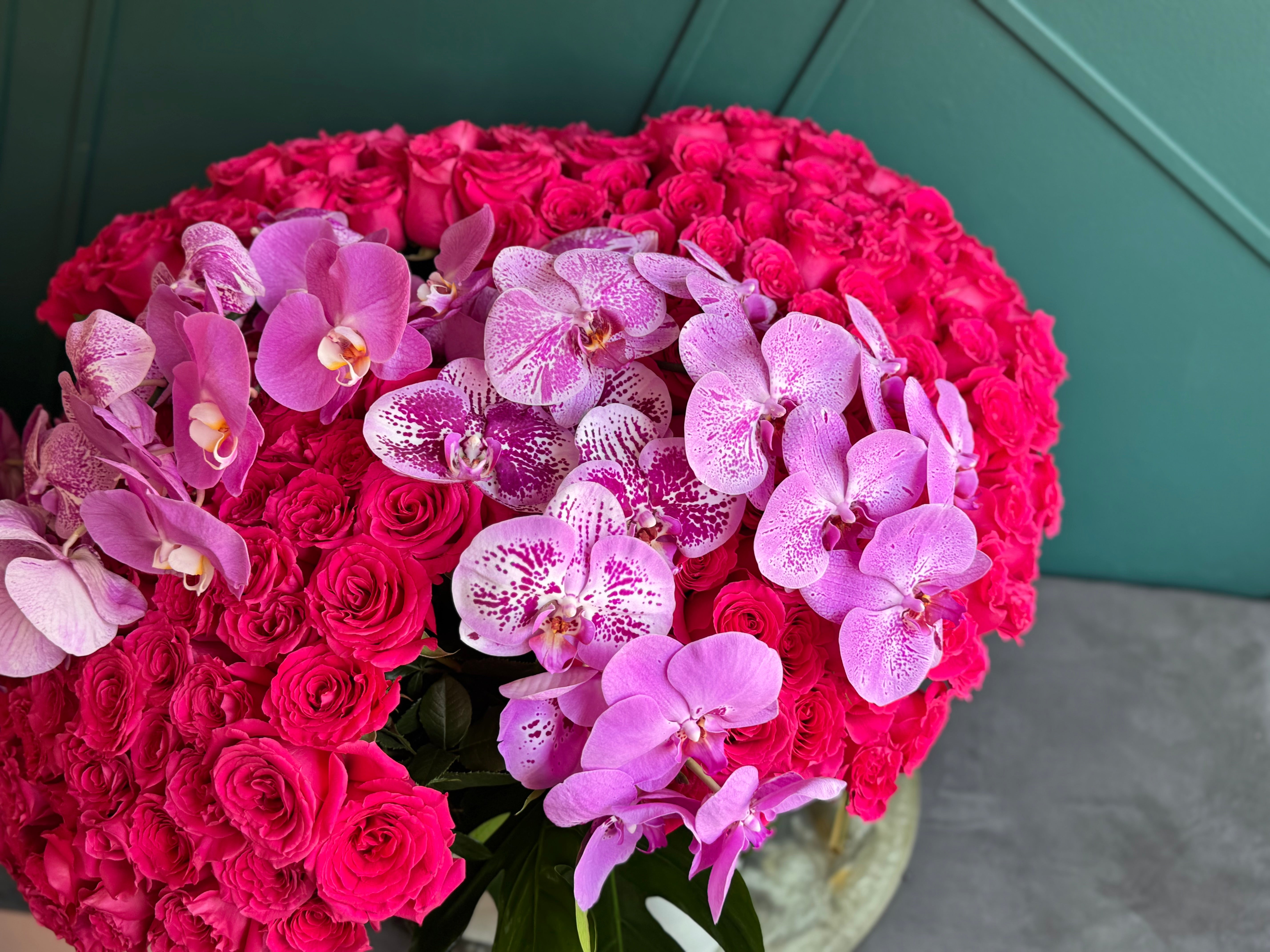Luxury arrangement of 300 pink roses and Phalaenopsis orchids in Miami Beach