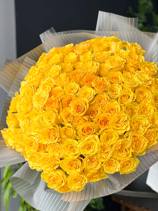 Luxury bouquet of 100 fresh yellow roses beautifully wrapped by Luxury Flowers Miami