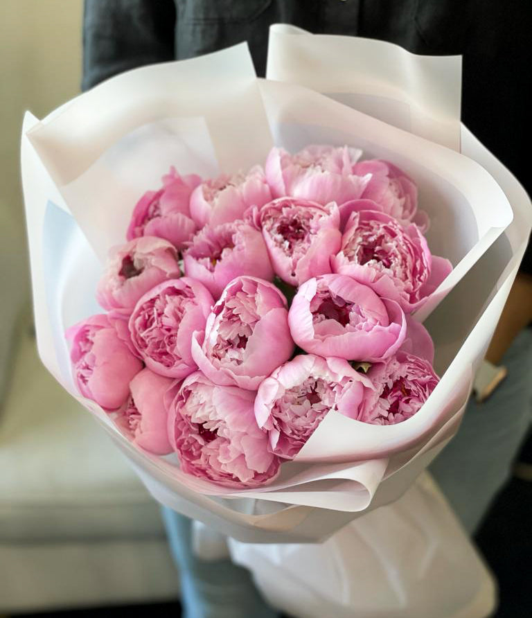 Luxury bouquet of 15 fresh pink peonies