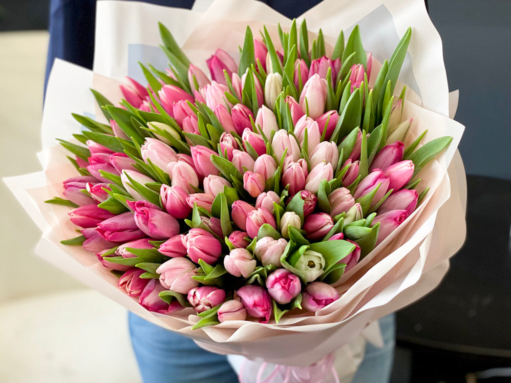Luxury pink tulip flower delivery in Miami Beach