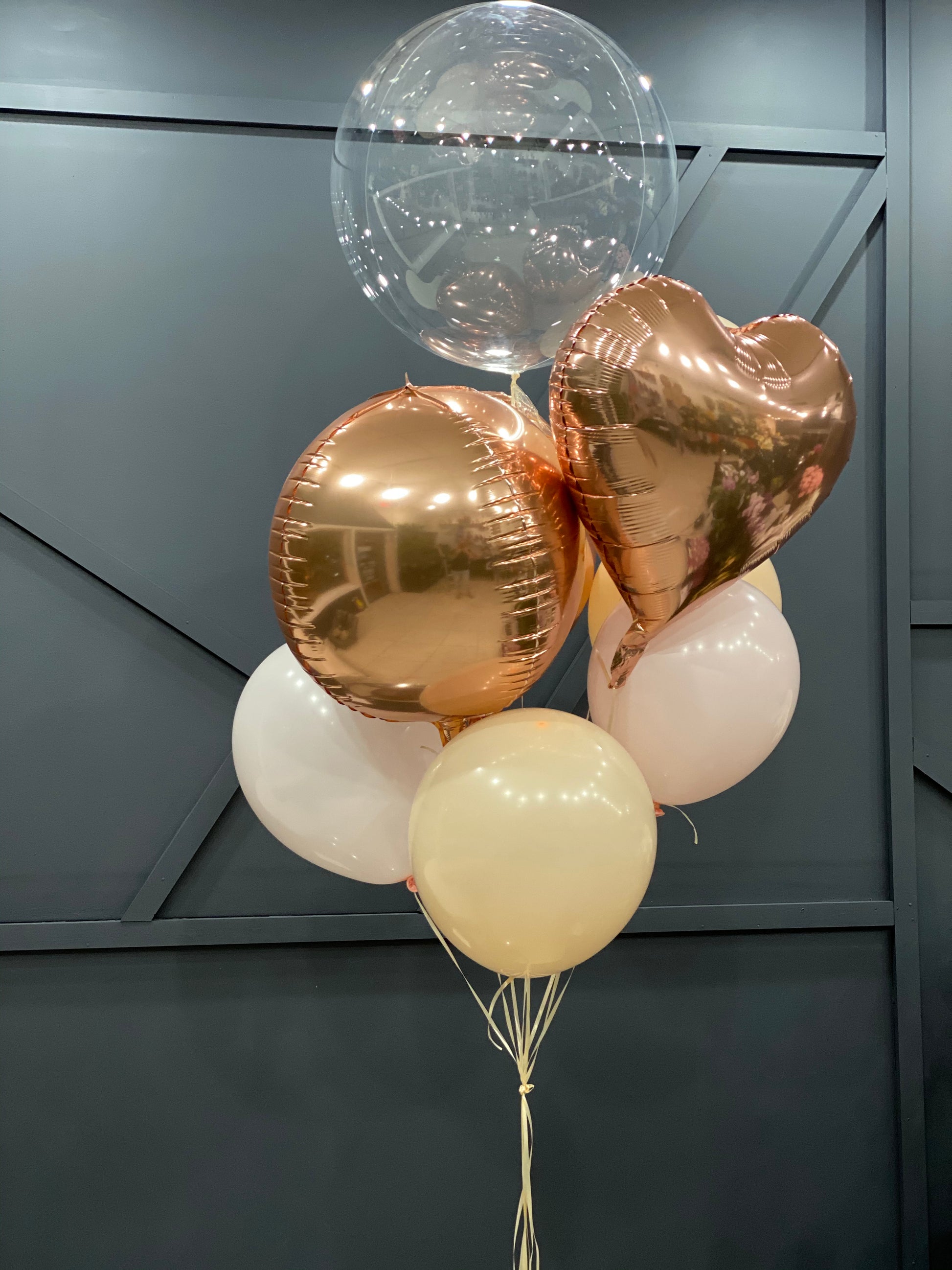 Mixed foil and latex balloons for hotel room surprise in Miami