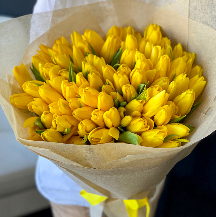 Oversized bouquet of 100 yellow tulips