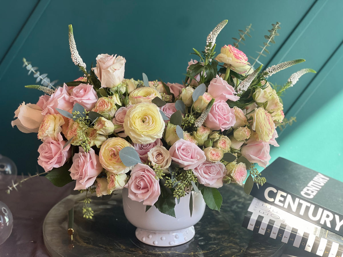 Pastel luxury flower arrangement by Luxury Flowers Miami