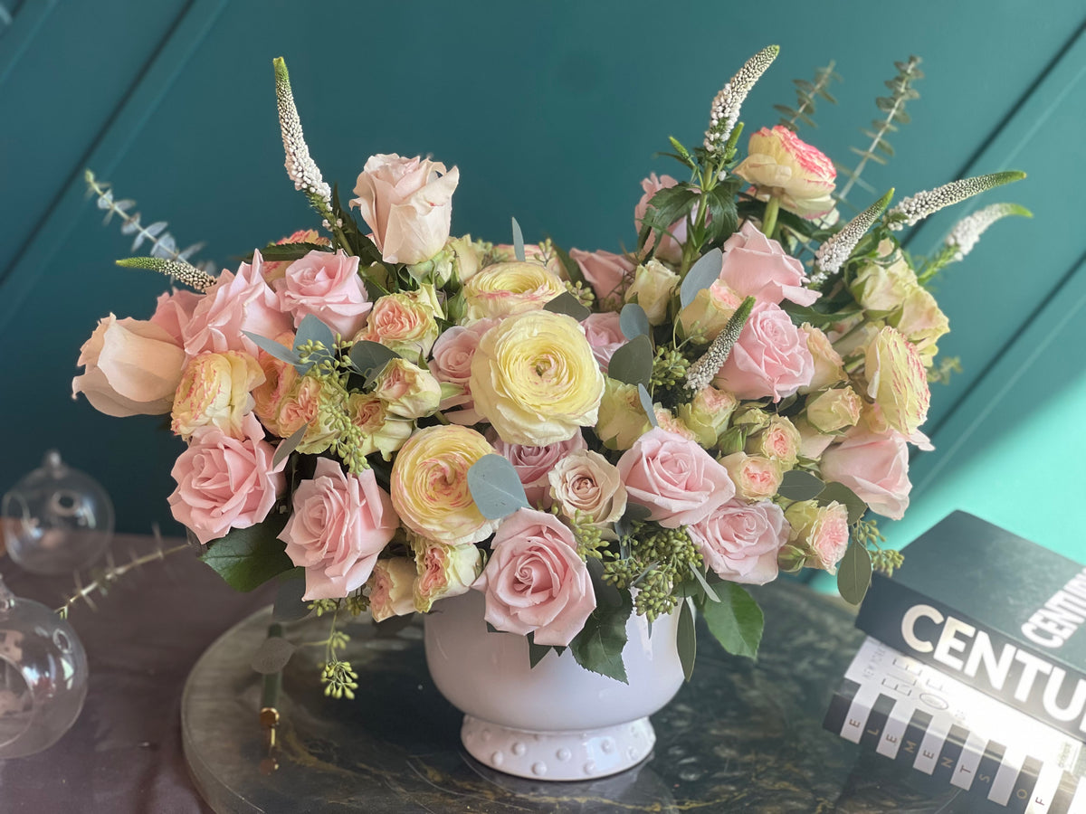 Pink roses and ranunculus flower arrangement in Miami
