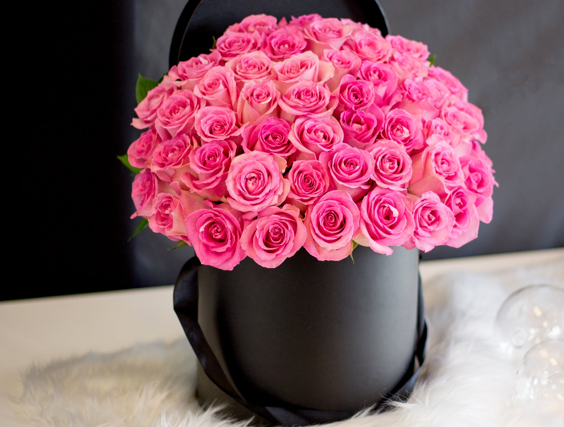 Pink roses in a round luxury box Miami