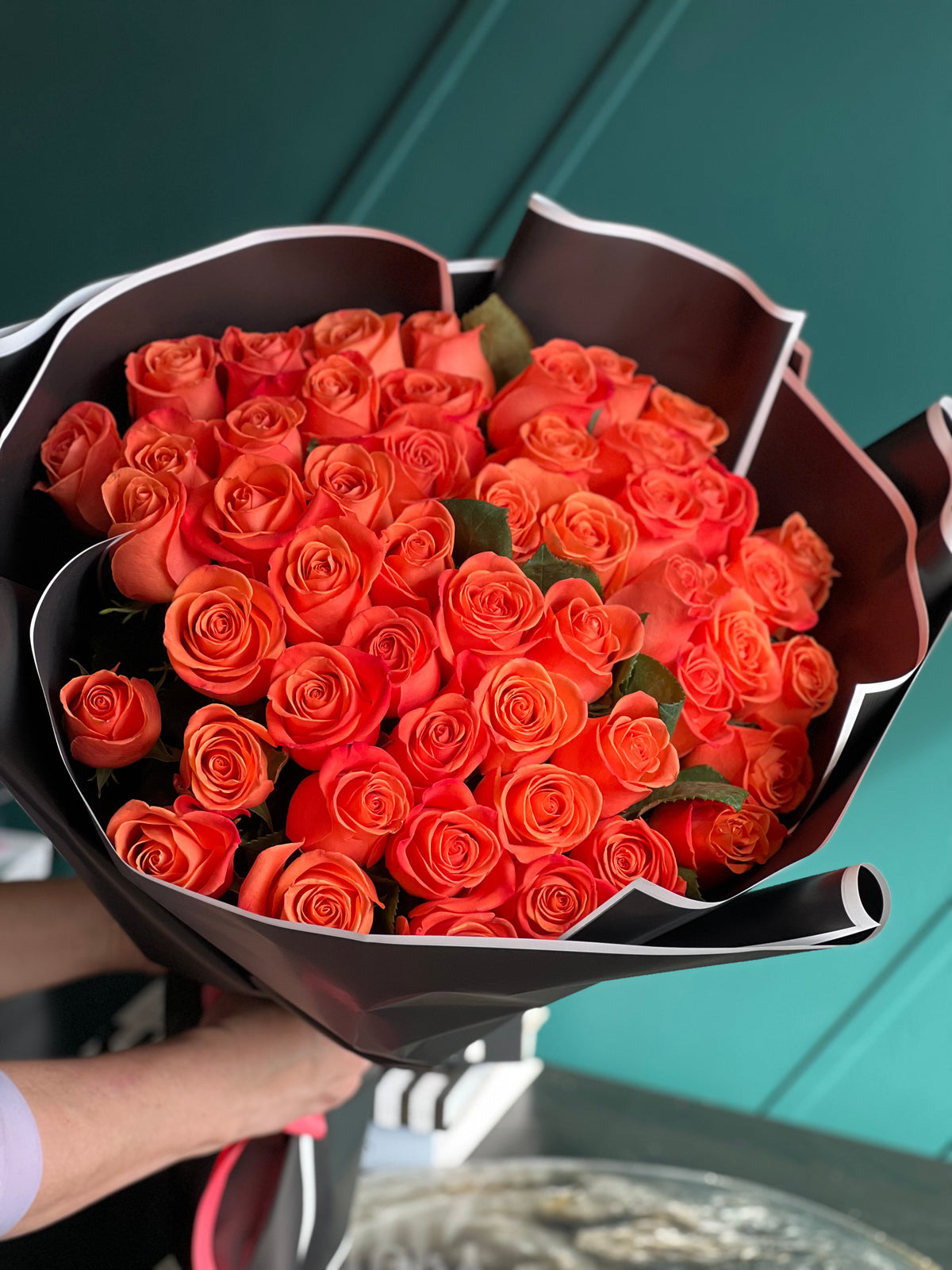 Premium orange roses bouquet for delivery in Miami