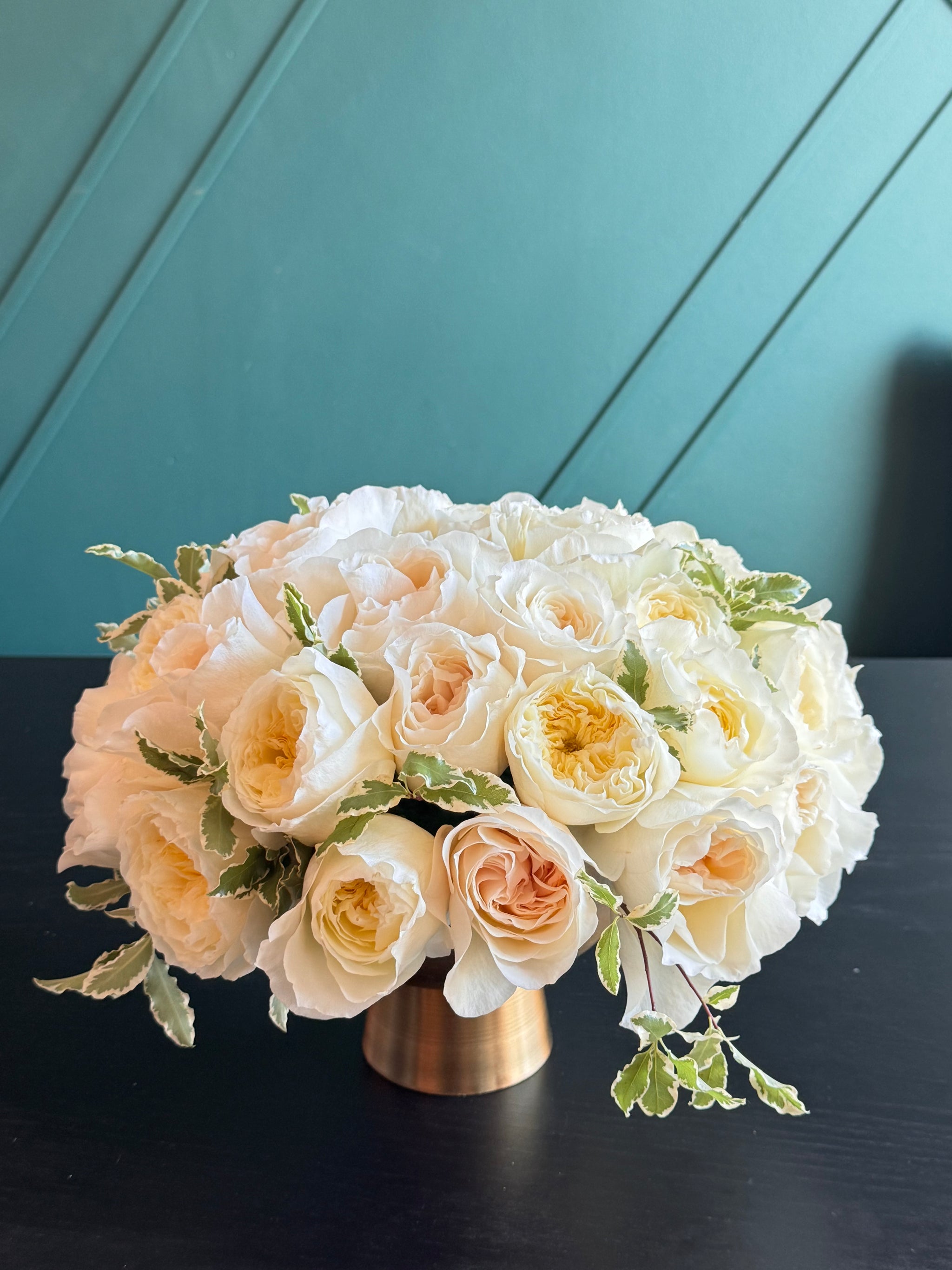 Romantic garden roses with ivory blush and cream flowers for Miami delivery