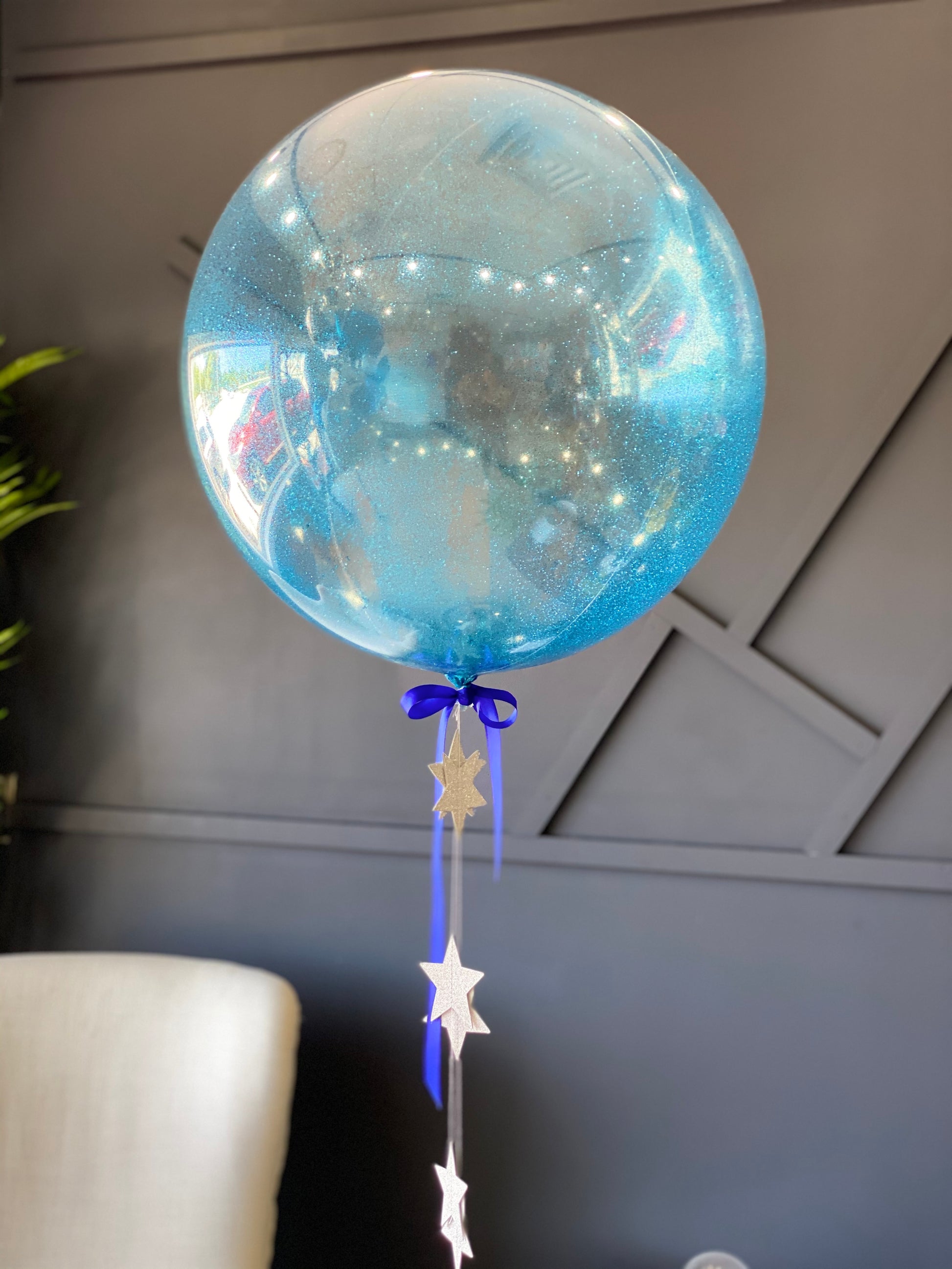 Single oversized balloon with decor by Luxury Flowers Miami