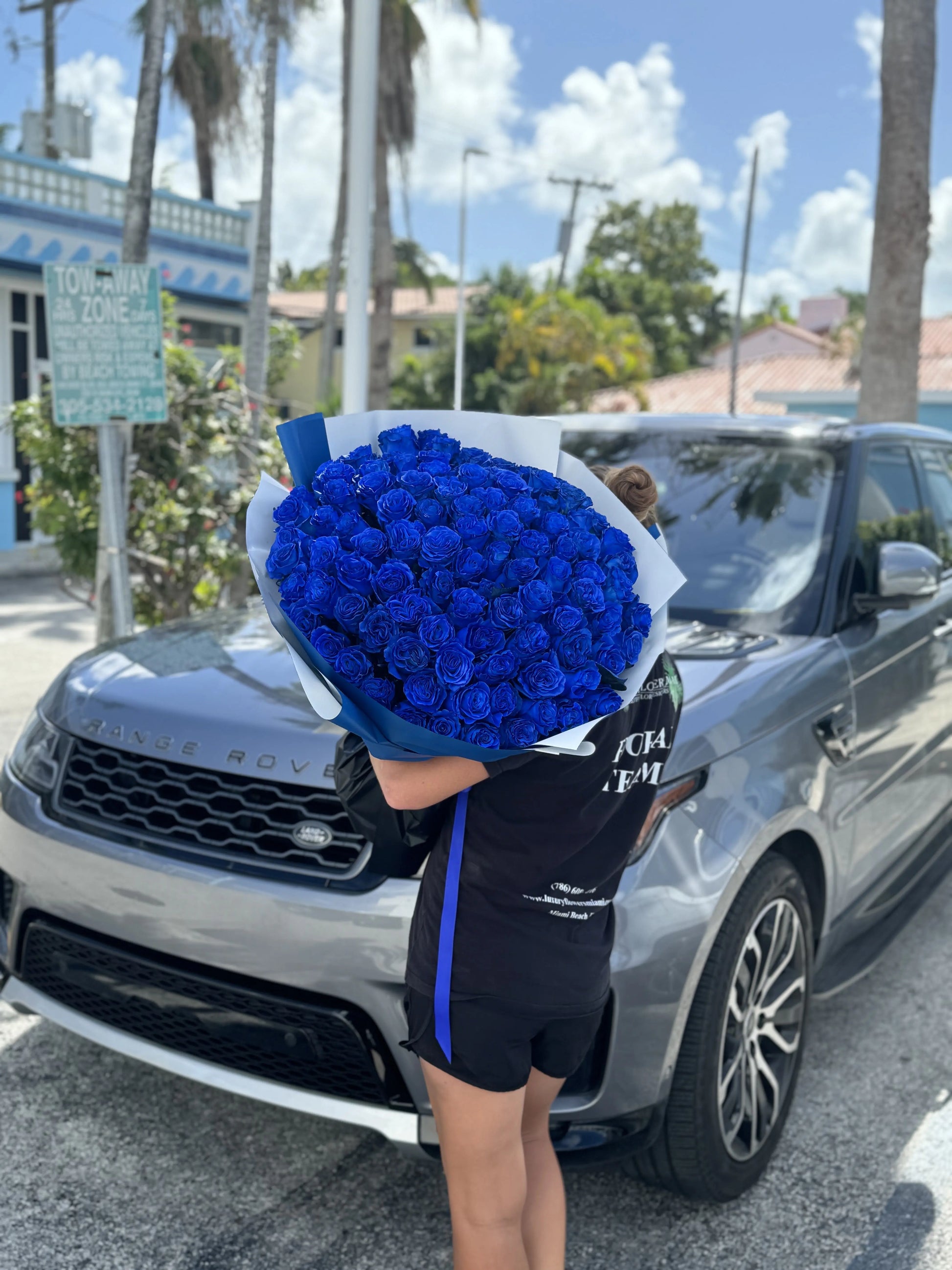 dramatic blue roses bouquet Miami delivery