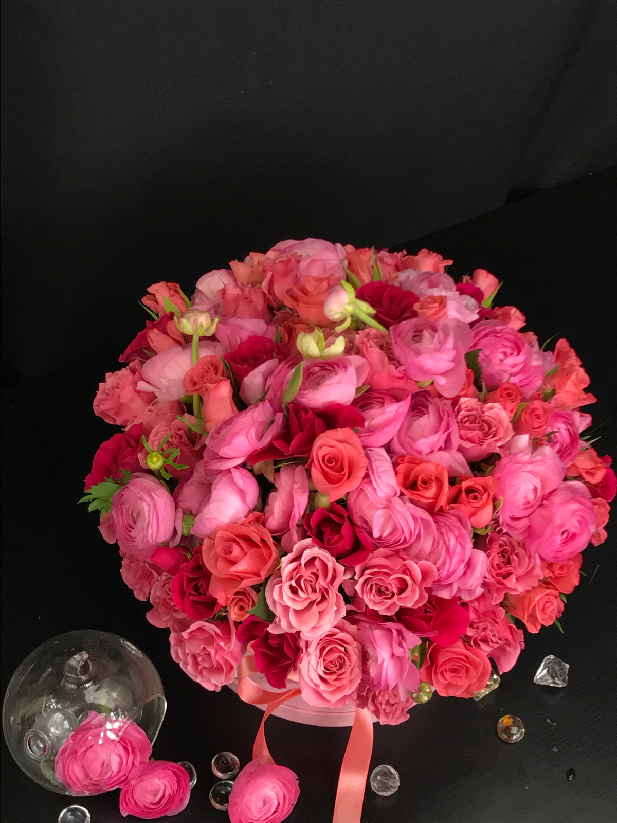 pink-roses-ranunculus-flower-box